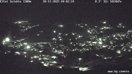 Үлкен емізіктері мен кеуделері бар балапандар Оның қолдарымен жұлқығанын бақылаңыз